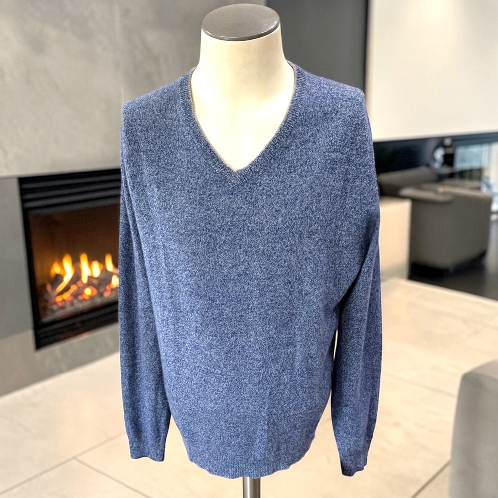 New! SCOTT BARBER 100% Cashmere Blue V-Neck Sweater Size Medium
